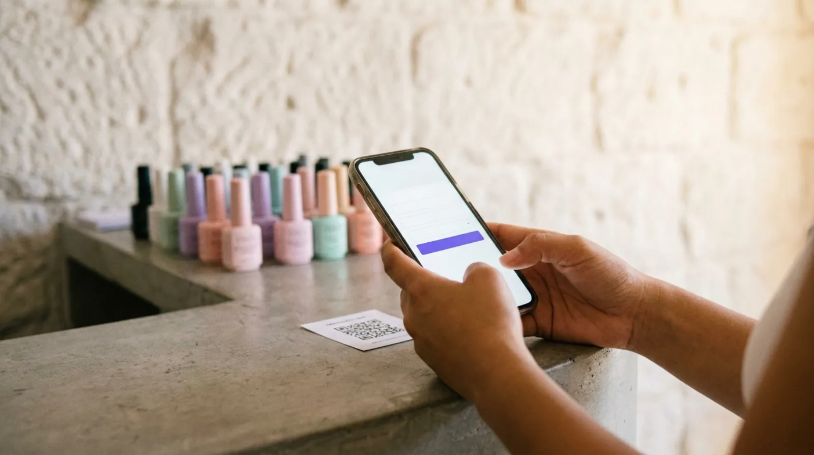 Une cliente scanne le QR du comptoir d'un salon pour s'inscrire
